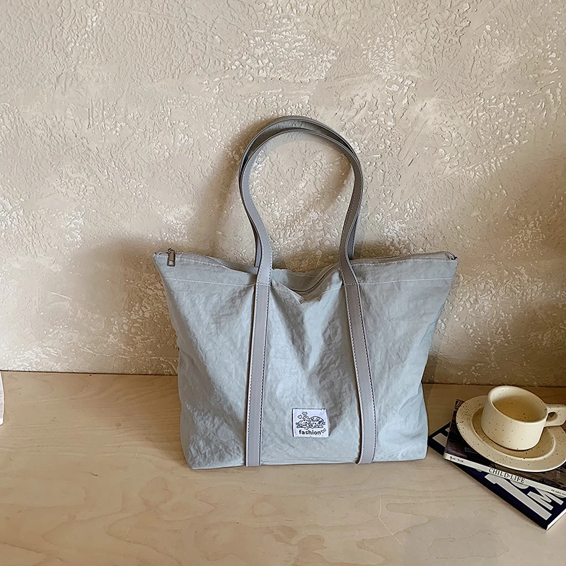 Ladies' New Trendy Tote Bag Shoulder Bag Large Capacity Square Fashion Versatile Solid Color Letter Commuter Bag
Ladies' New Trendy Tote Bag Shoulder Bag Large Capacity Square Fashion Versatile Solid Color Letter Commuter Bag