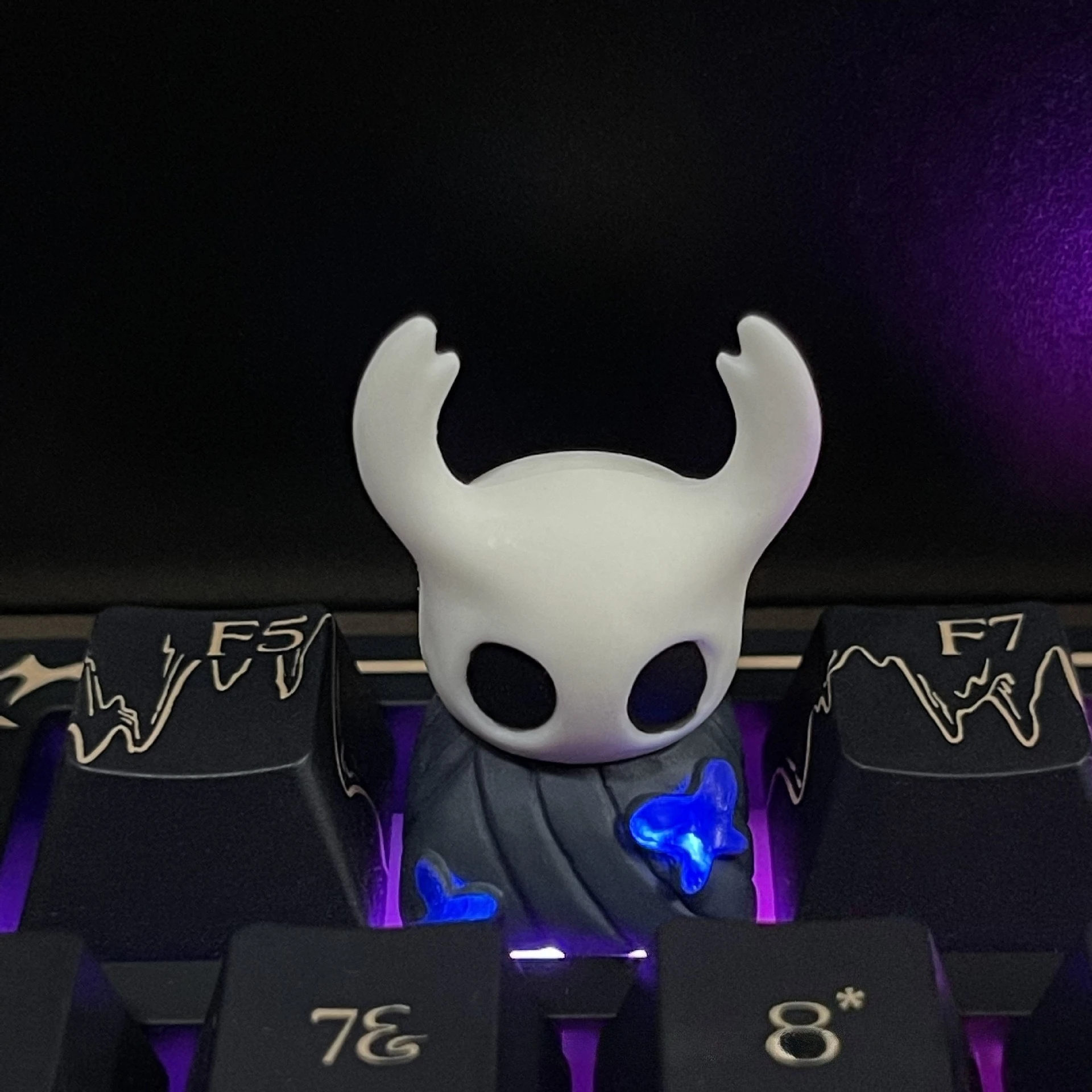 Hollow Knight Hornet Esports Keycap, полупрозрачная креативная механическая фигурка для украшения клавиатуры, модель
Hollow Knight Hornet Esports Keycap, полупрозрачная креативная механическая фигурка для украшения клавиатуры, модель