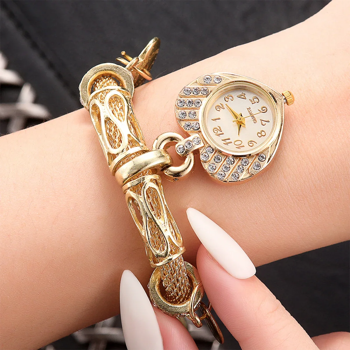 Cylindrical steel mesh with bracelet watch, fashionable diamond studded peach heart case, personalized retro women's watch
Cylindrical steel mesh with bracelet watch, fashionable diamond studded peach heart case, personalized retro women's watch