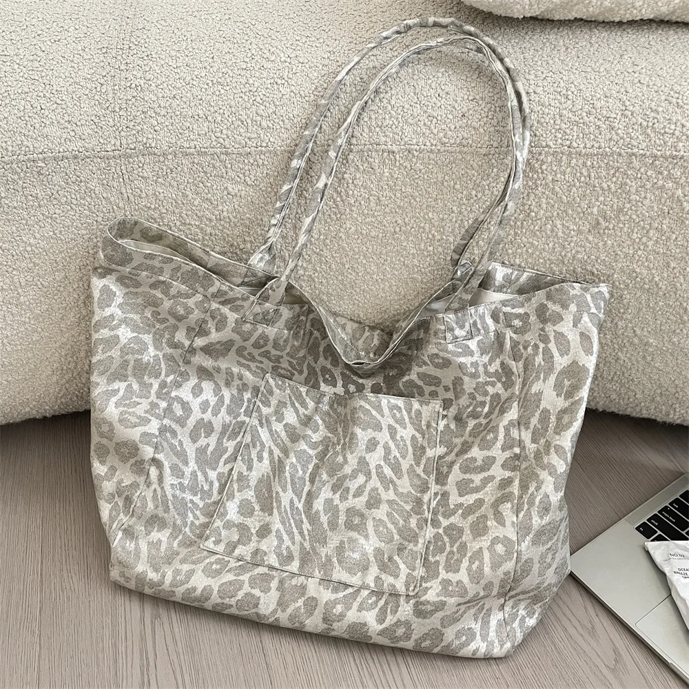 Silver Casual Leopard Print oulder Bag Women's Commuter Faion Large Capaci Canvas Bag Soft Polyester Modern Neutral Sle
Silver Casual Leopard Print oulder Bag Women's Commuter Faion Large Capaci Canvas Bag Soft Polyester Modern Neutral Sle
