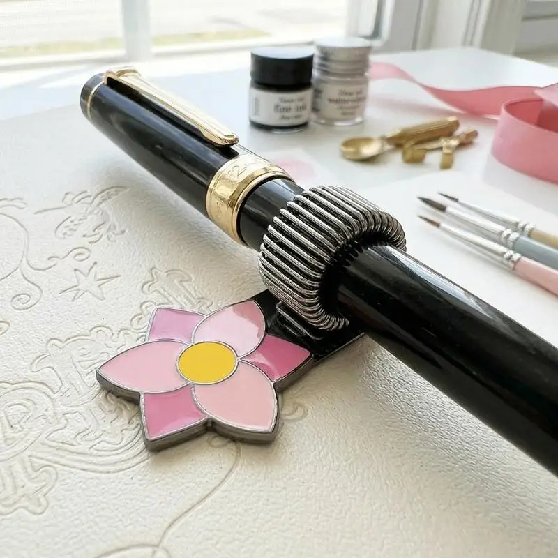 textureFlower Shaped Metal Pen Clip with Spring Practical Stationery Clamp for Students Office Desk School Classroom Use
textureFlower Shaped Metal Pen Clip with Spring Practical Stationery Clamp for Students Office Desk School Classroom Use