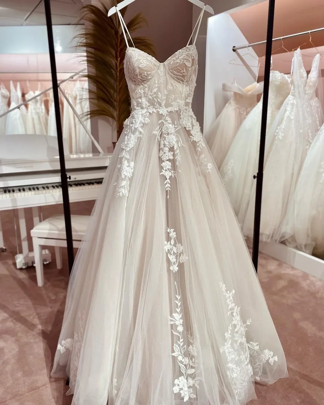 New Modern Wedding Dress 2026 V-neck Strapls Flowers Lace Appliques Tulle Bridal Gowns Bride Dresses Vestidos De Noiva
New Modern Wedding Dress 2026 V-neck Strapls Flowers Lace Appliques Tulle Bridal Gowns Bride Dresses Vestidos De Noiva