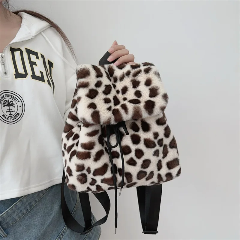 Y2k Plush Everyday Backpack Cute Drawstring Leopard Soft Fluffy Travel Backpacks For Woman Winter Warm Faux Fur Women'S Bags
Y2k Plush Everyday Backpack Cute Drawstring Leopard Soft Fluffy Travel Backpacks For Woman Winter Warm Faux Fur Women'S Bags