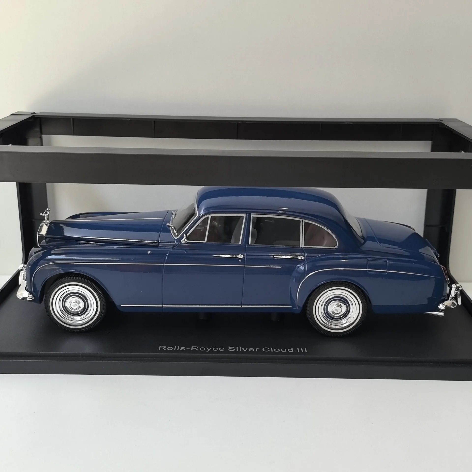 Diecast MCG 1/18 Scale ROLLS ROYCE SILVER CLOUD III Alloy Car Model Collectible Toy Gift Souvenir Display Ornament
Diecast MCG 1/18 Scale ROLLS ROYCE SILVER CLOUD III Alloy Car Model Collectible Toy Gift Souvenir Display Ornament