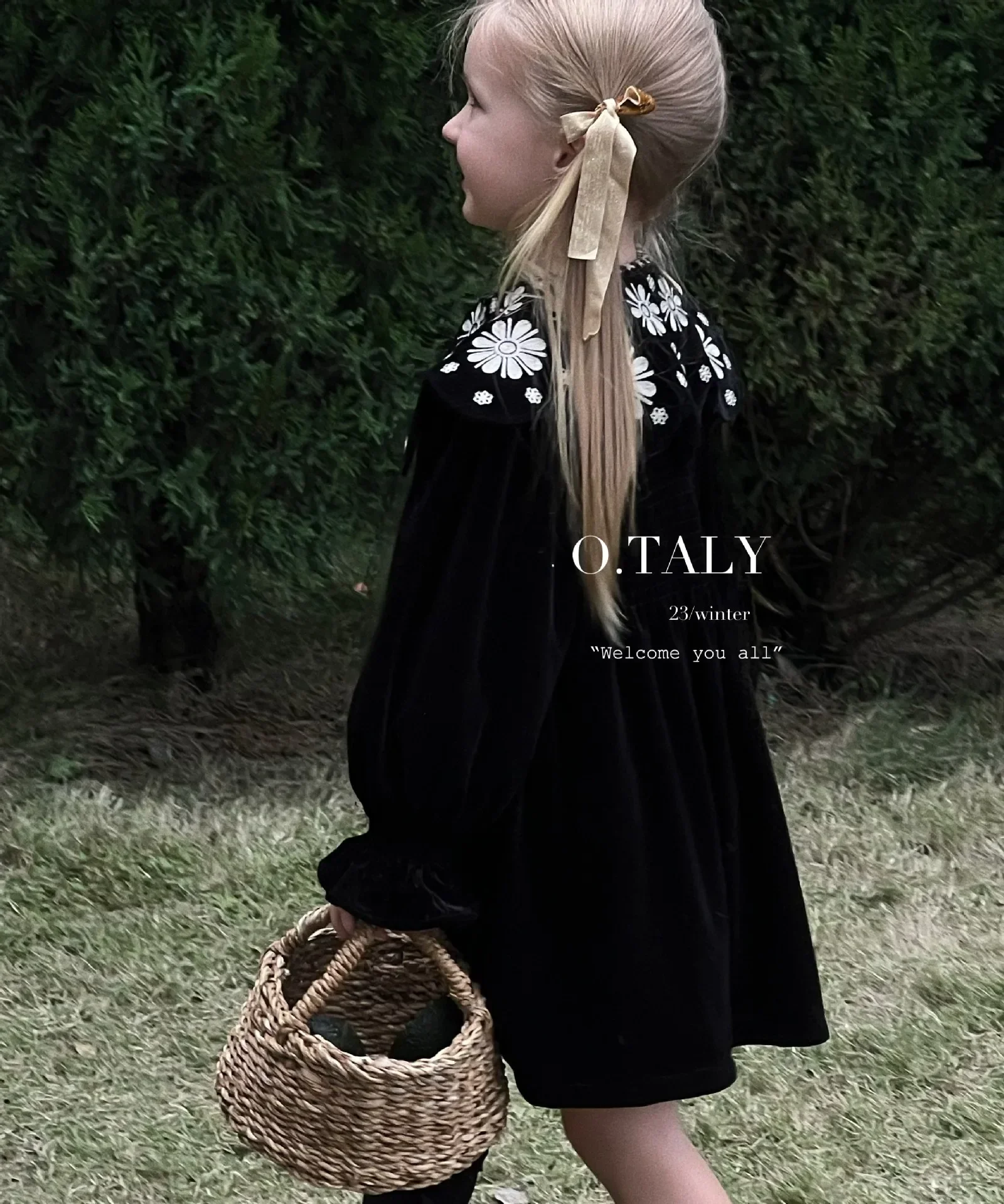 Girls Dress 2023 Winter New Korean Version Children Plus Thick Velvet Embroidered Collar Dress Girl Christmas Velvet Dress
Girls Dress 2023 Winter New Korean Version Children Plus Thick Velvet Embroidered Collar Dress Girl Christmas Velvet Dress