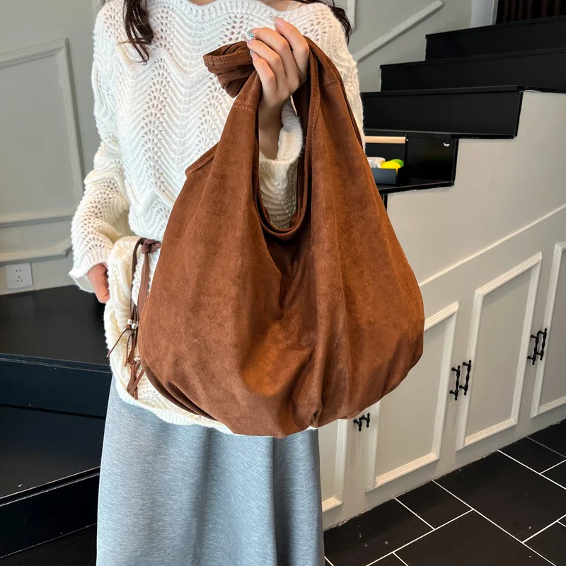 Korean large-capacity lazy wind bucket bag women's 2025 new women's casual tote bag suede underarm shoulder
Korean large-capacity lazy wind bucket bag women's 2025 new women's casual tote bag suede underarm shoulder