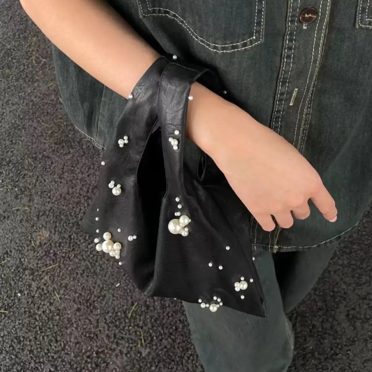 Pearl PU Leather Handbag Niche Design Embroidery Beaded Versatile Top-handle Bags
Pearl PU Leather Handbag Niche Design Embroidery Beaded Versatile Top-handle Bags