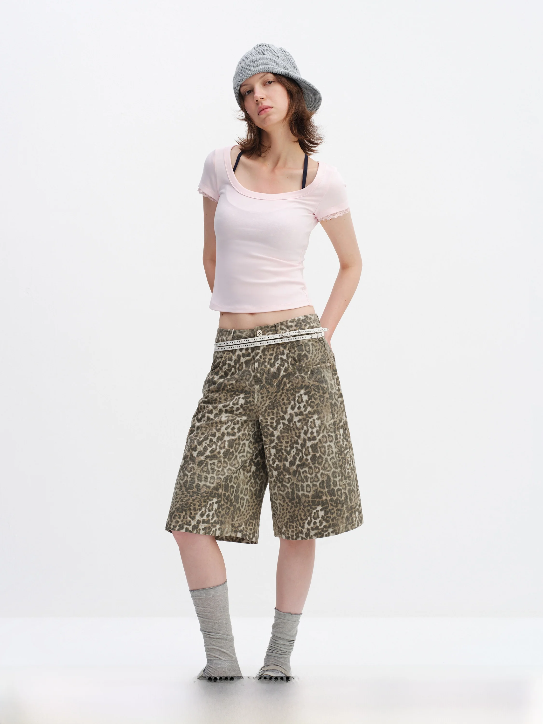 Retro Leopard Print Loose Fit Seven Inch Shorts Unisex Casual Wide Leg mid Waist Shorts for Summer Comfortable Cotton Blend
Retro Leopard Print Loose Fit Seven Inch Shorts Unisex Casual Wide Leg mid Waist Shorts for Summer Comfortable Cotton Blend