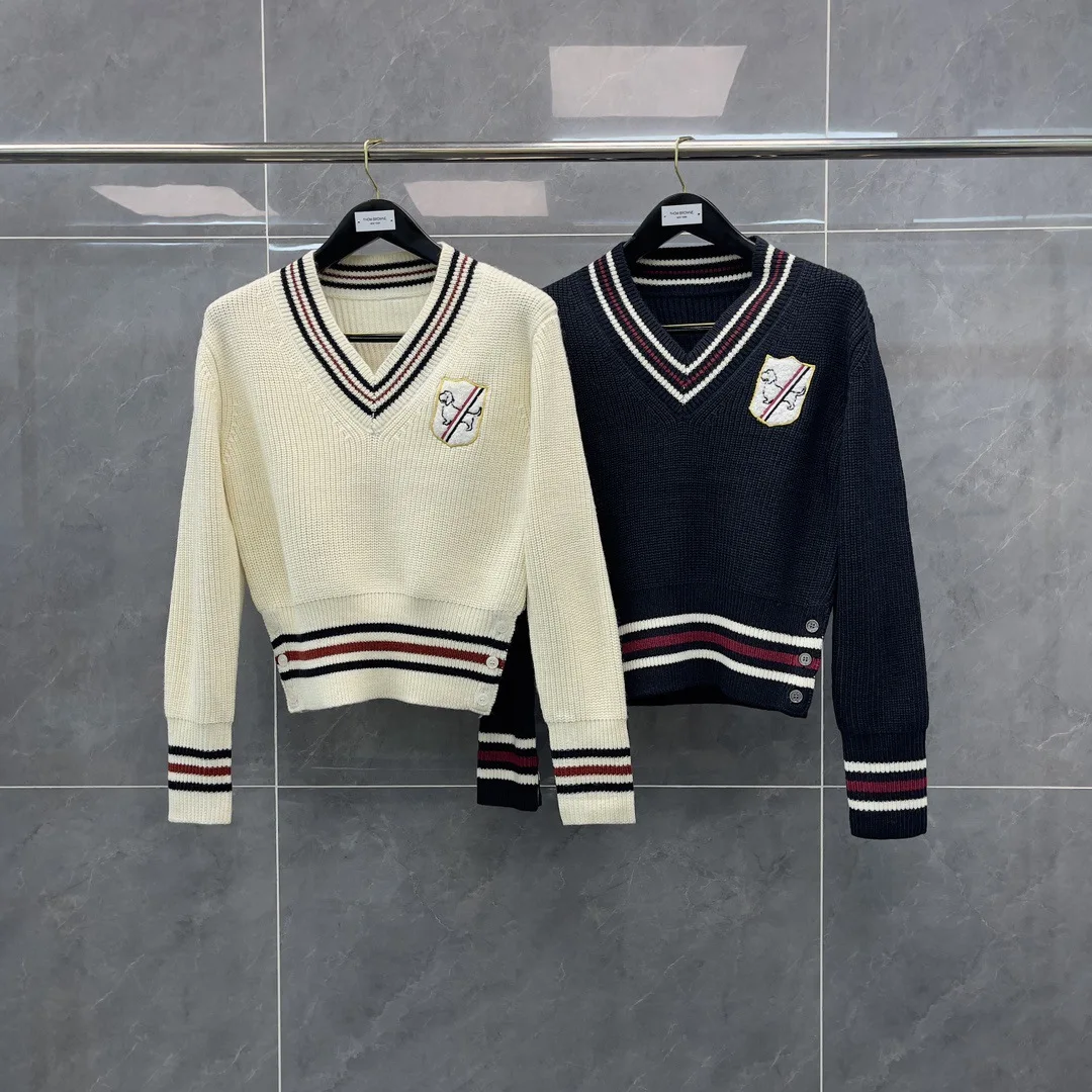 Зимний вязаный свитер женский с длинным рукавом, шерстяное пальто-кардиган с V-образным вырезом, с узором и нашивкой в виде собаки, в университетском стиле
Зимний вязаный свитер женский с длинным рукавом, шерстяное пальто-кардиган с V-образным вырезом, с узором и нашивкой в виде собаки, в университетском стиле