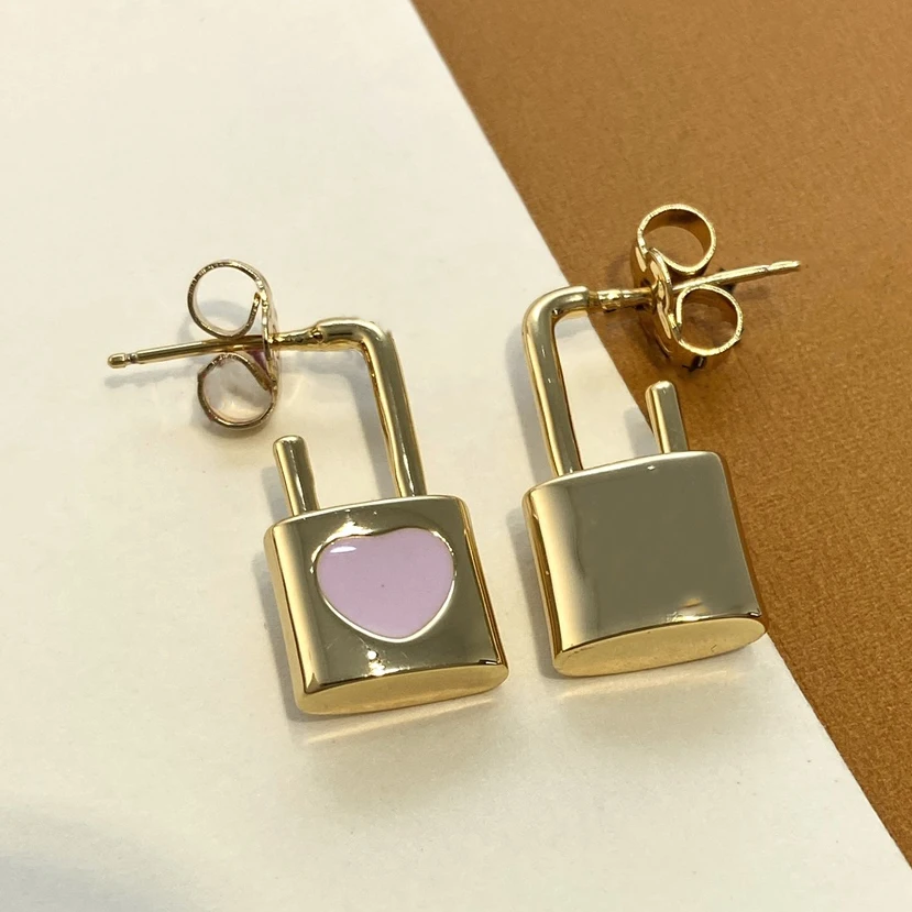 2024 New Designer Brass Gold Plated Pink Heart Lock Earrings Women Top Quality Luxury Jewelry Trend
2024 New Designer Brass Gold Plated Pink Heart Lock Earrings Women Top Quality Luxury Jewelry Trend