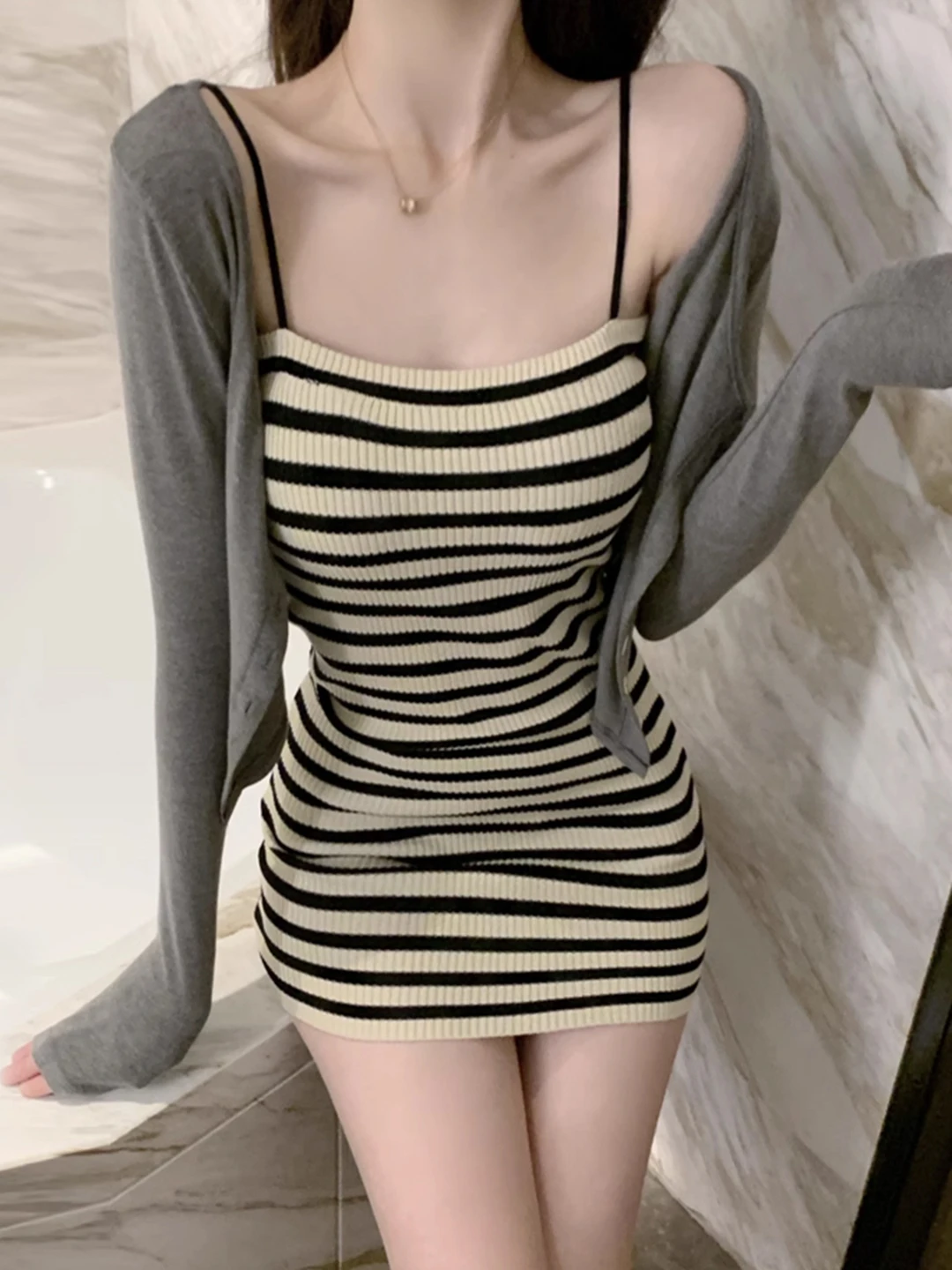 Полосатый открытый кардиган и юбка-труба, сексуальный наряд для свидания, комплект из двух предметов, барная танцевальная юбка для девочек, высокая талия, полиэфирное волокно
Полосатый открытый кардиган и юбка-труба, сексуальный наряд для свидания, комплект из двух предметов, барная танцевальная юбка для девочек, высокая талия, полиэфирное волокно