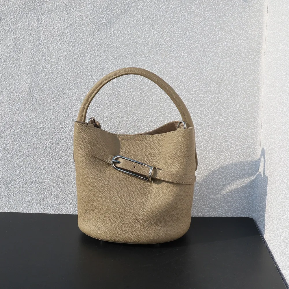 Bucket PremiumLeather Hand Carried Vegetable Basket Pin Buckle Saddle Commuter Versatile Oblique Span Bag Texture Unique Fashion
Bucket PremiumLeather Hand Carried Vegetable Basket Pin Buckle Saddle Commuter Versatile Oblique Span Bag Texture Unique Fashion