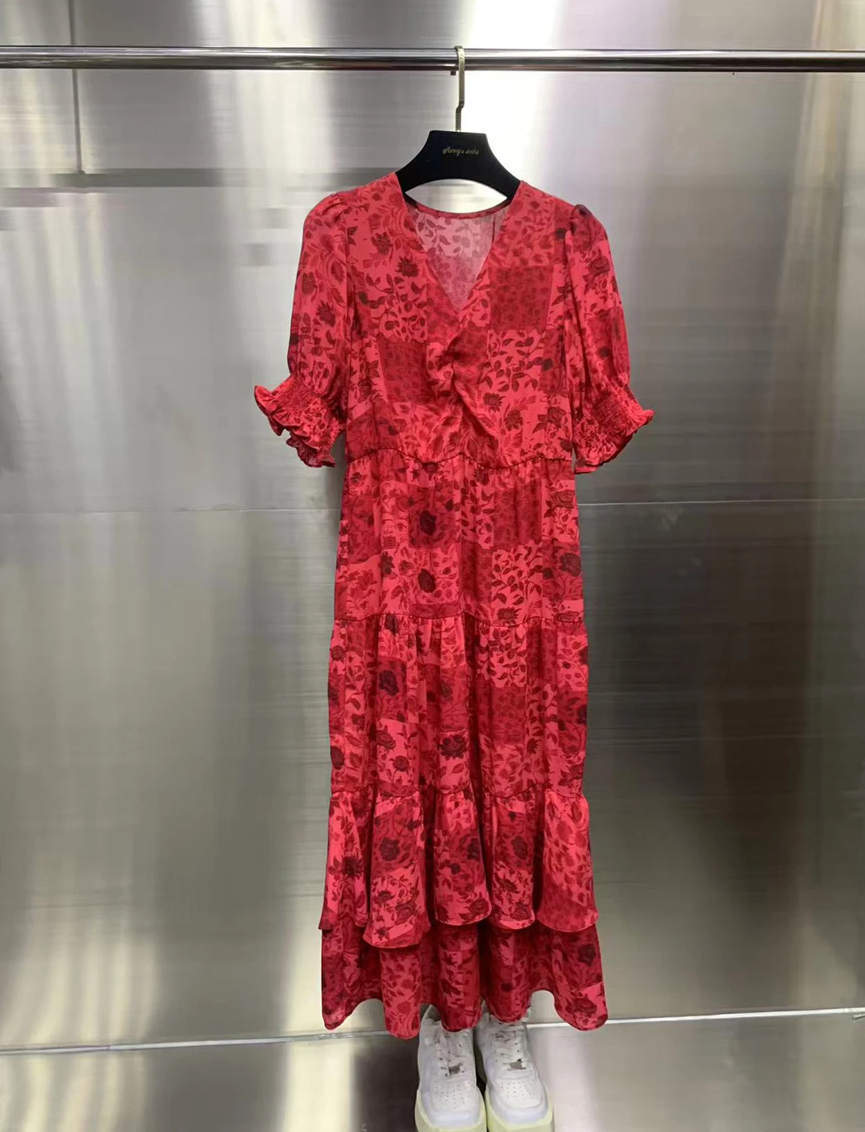 Summer 2025 Ele Vaion Red Floral Print Dr V-Ne Pleated Slimming Long Dr Commute High Waist A-Line Midi Skirt
Summer 2025 Ele Vaion Red Floral Print Dr V-Ne Pleated Slimming Long Dr Commute High Waist A-Line Midi Skirt