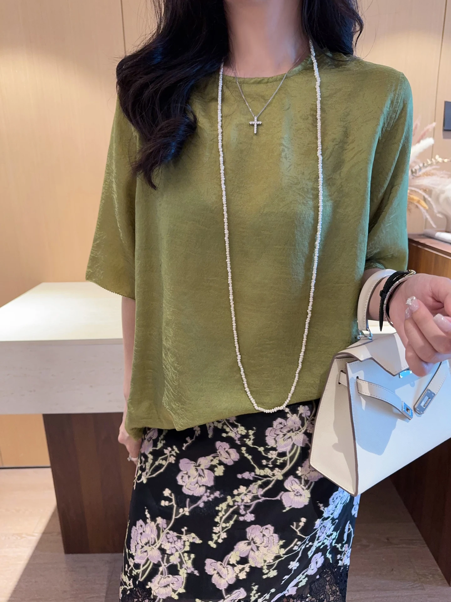 Elegant Oriental Silk Short Sleeve Loose Shirt Women's Summer Top Floral Embroidery Traditional Chinese Style Gentle Poetess
Elegant Oriental Silk Short Sleeve Loose Shirt Women's Summer Top Floral Embroidery Traditional Chinese Style Gentle Poetess