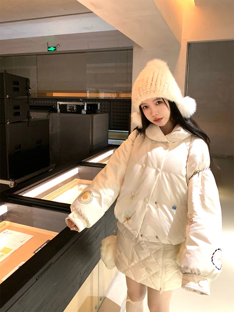 Новый теплый женский осенне-зимний комплект из двух предметов: пуховик Fiing Little Level с вышивкой из сатина, 90% белый пух, и брюки
Новый теплый женский осенне-зимний комплект из двух предметов: пуховик Fiing Little Level с вышивкой из сатина, 90% белый пух, и брюки