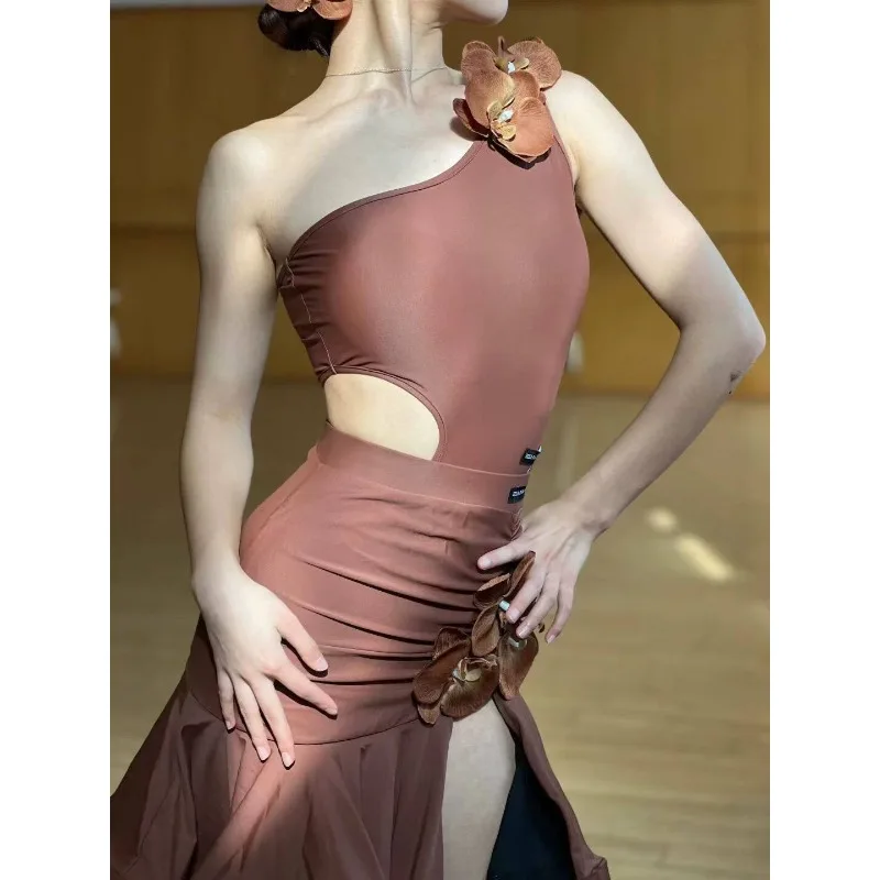Customized Latin Dancewear Standard Sleeveless Single Shoulder Adult Top Flower Fish Bone Half Skirt Performance Clothes Group
Customized Latin Dancewear Standard Sleeveless Single Shoulder Adult Top Flower Fish Bone Half Skirt Performance Clothes Group
