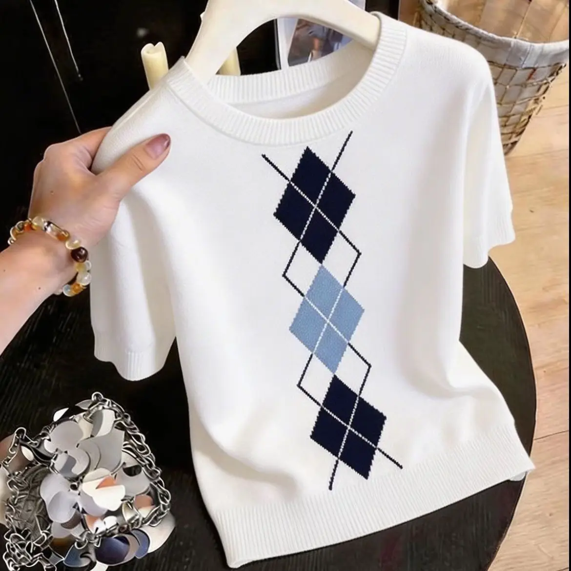 American Round Neck Ice Silk Short Sleeved T-shirt for Women New Summer High-end Fashion Loose and Slimming Top
American Round Neck Ice Silk Short Sleeved T-shirt for Women New Summer High-end Fashion Loose and Slimming Top