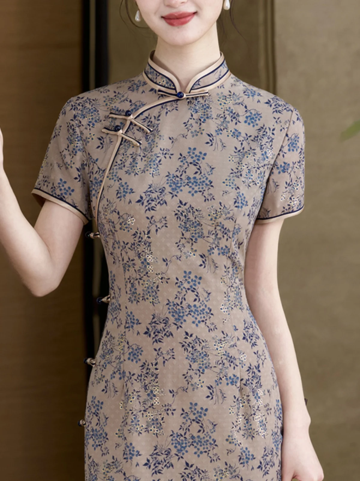 Elegant New Chinese Style Beautiful Republic of China Era Evening Gown Shanghai Daily Wear Summer Long Dress
Elegant New Chinese Style Beautiful Republic of China Era Evening Gown Shanghai Daily Wear Summer Long Dress