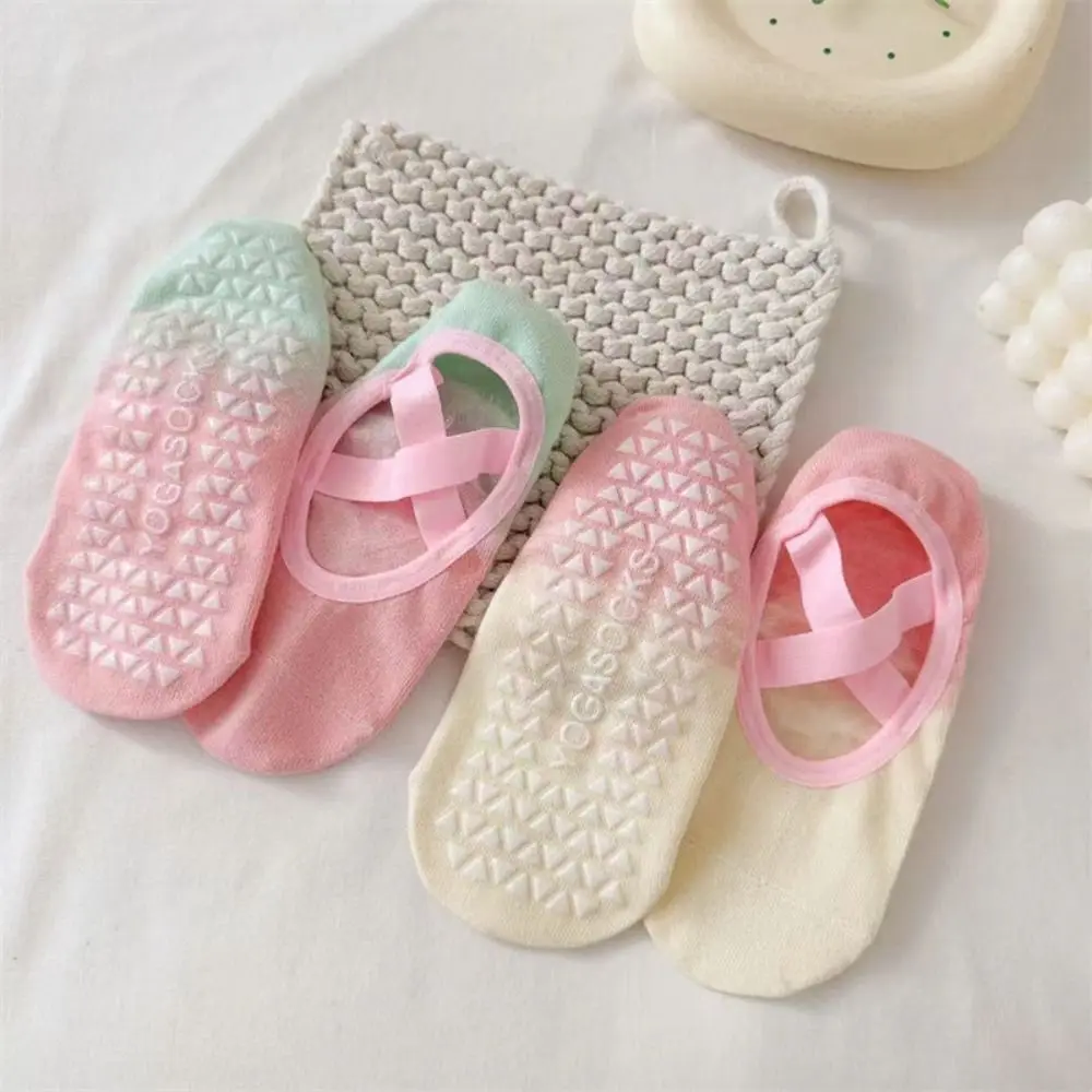 1 pair New Silicone Yoga Socks Indoor Women Pilates Grip No-show Sock Spring Summer Gradient Color Dance Sport Socks 
1 pair New Silicone Yoga Socks Indoor Women Pilates Grip No-show Sock Spring Summer Gradient Color Dance Sport Socks