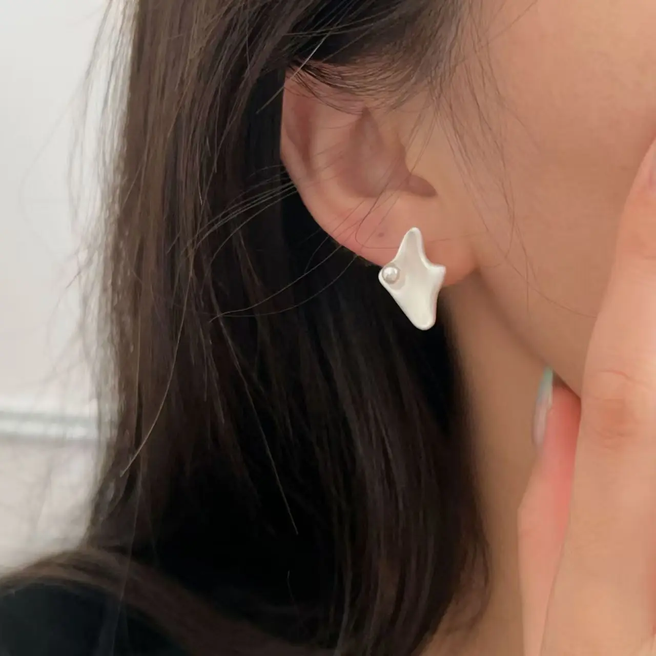 CHOZON S925 Solid Silver Geometric Pearl Earrings Minimalist Matte Dainty Wholesale Stacking Jewelry Gift for Women
CHOZON S925 Solid Silver Geometric Pearl Earrings Minimalist Matte Dainty Wholesale Stacking Jewelry Gift for Women