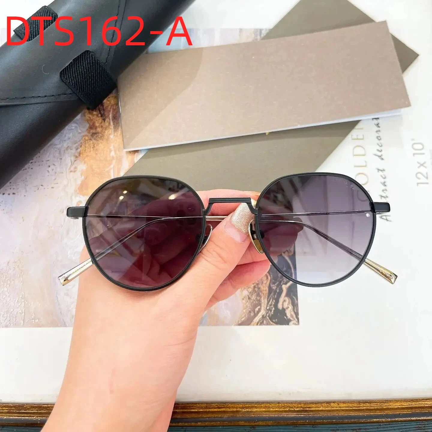 New DT ARTOA.82 DTS162-A Fashion Leisure Business UV400 Womens Sunglasses Classic Luxury Design Oval Men's Sun Glasses With Box
New DT ARTOA.82 DTS162-A Fashion Leisure Business UV400 Womens Sunglasses Classic Luxury Design Oval Men's Sun Glasses With Box