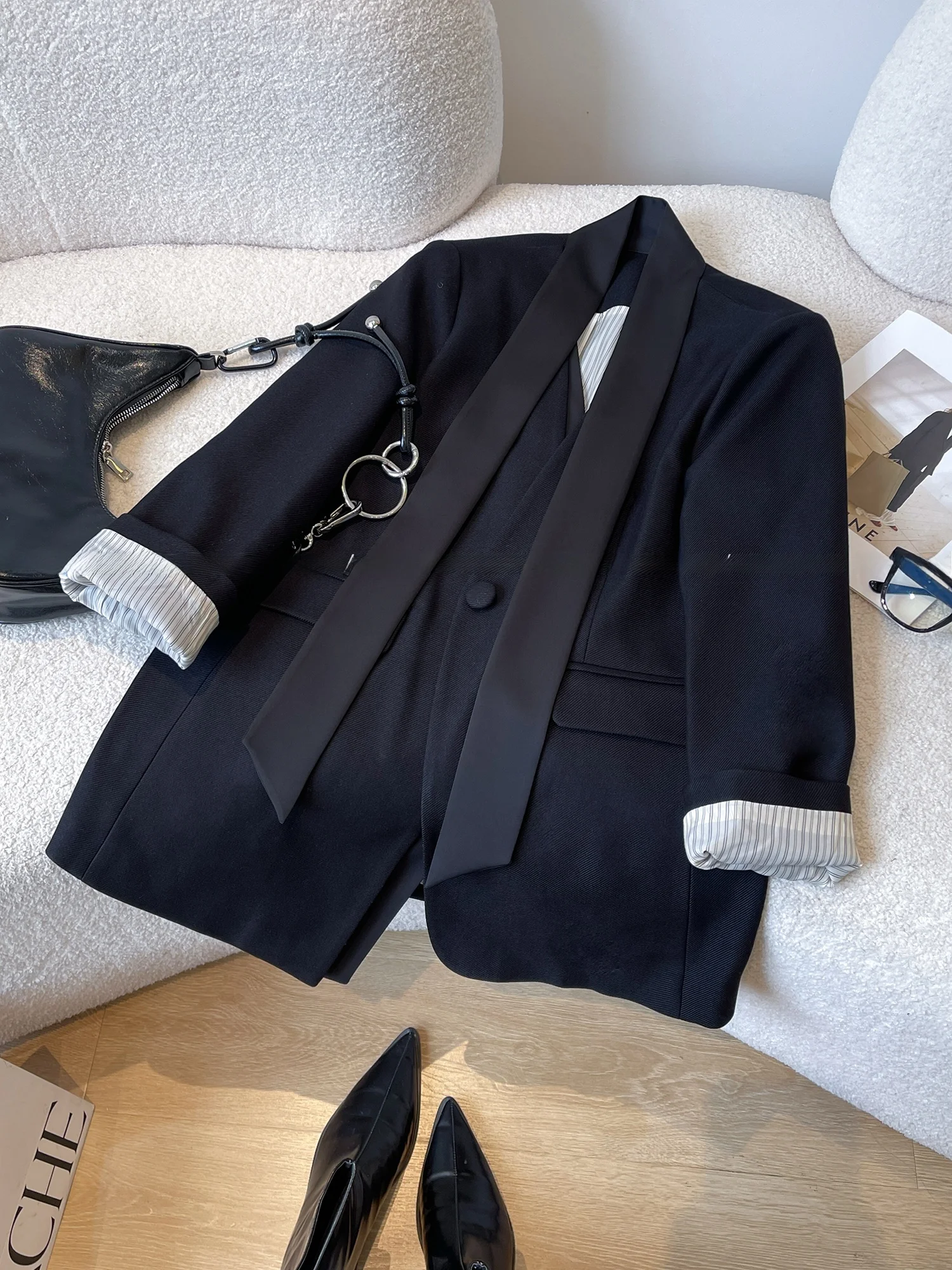 Black Suit Jacket Women's 2025 Autumn Fashion Korean Style Dongdaemun Design Elegant Versatile Long Sleeve Casual Wear
Black Suit Jacket Women's 2025 Autumn Fashion Korean Style Dongdaemun Design Elegant Versatile Long Sleeve Casual Wear