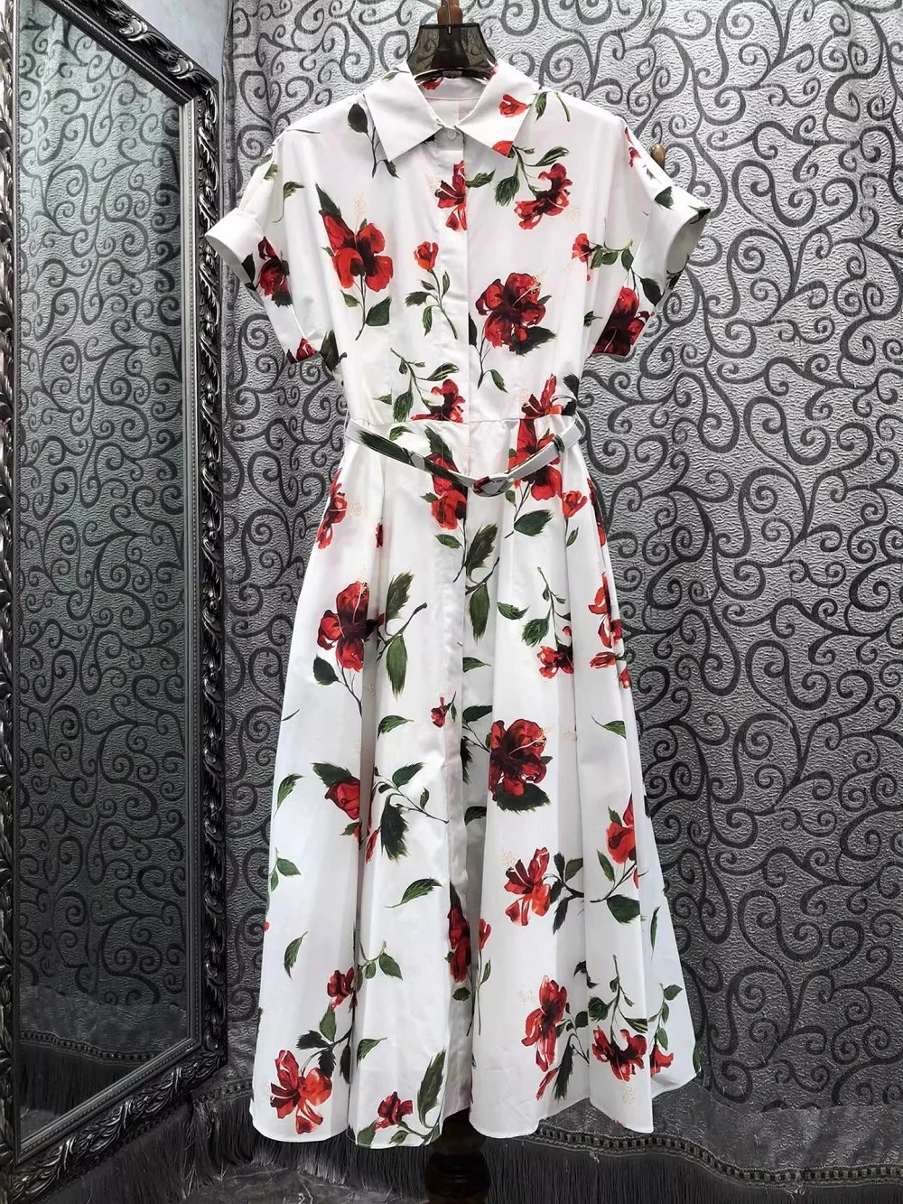 100%Cotton Dress 2026 Summer Fashion Women Turn-down Collar Red Floral Print Belt Deco Short Sleeve Mid-Calf White Dress Luxury
100%Cotton Dress 2026 Summer Fashion Women Turn-down Collar Red Floral Print Belt Deco Short Sleeve Mid-Calf White Dress Luxury