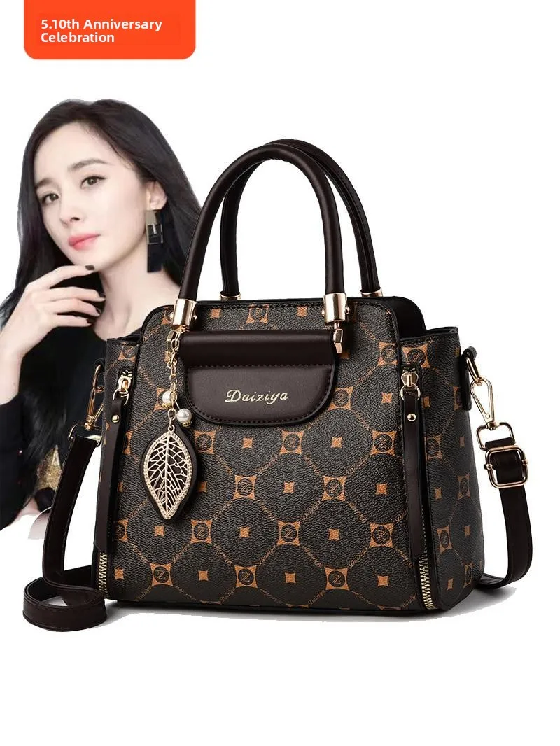 Сумка из мягкой кожи, модная женская сумка большой емкости, повседневная простая сумка Sle Busin Scene, подходит для среднего...
Сумка из мягкой кожи, модная женская сумка большой емкости, повседневная простая сумка Sle Busin Scene, подходит для среднего...