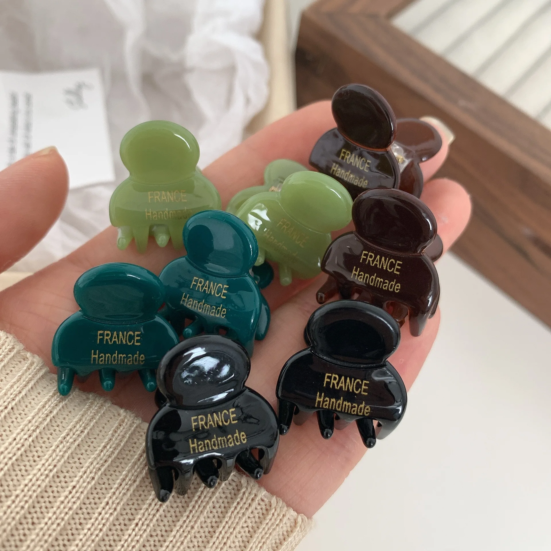 Korean-Style Hair Clip: Mini High Ponytail Clip – Sweet and Cute Shark-Shaped Clip – Fashionable Hair Accessories for Girls
Korean-Style Hair Clip: Mini High Ponytail Clip – Sweet and Cute Shark-Shaped Clip – Fashionable Hair Accessories for Girls