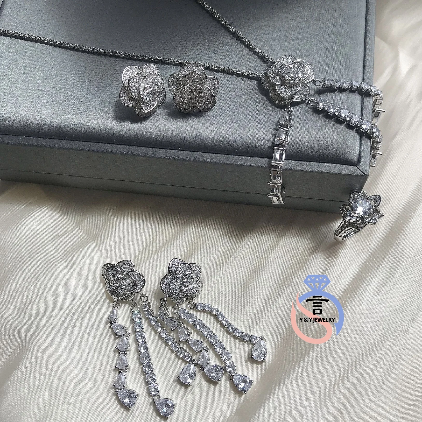 Y&Y Luxury high precision micro-inset Zircon set plated 18-karat gold camellia fringe design pendant ring
Y&Y Luxury high precision micro-inset Zircon set plated 18-karat gold camellia fringe design pendant ring