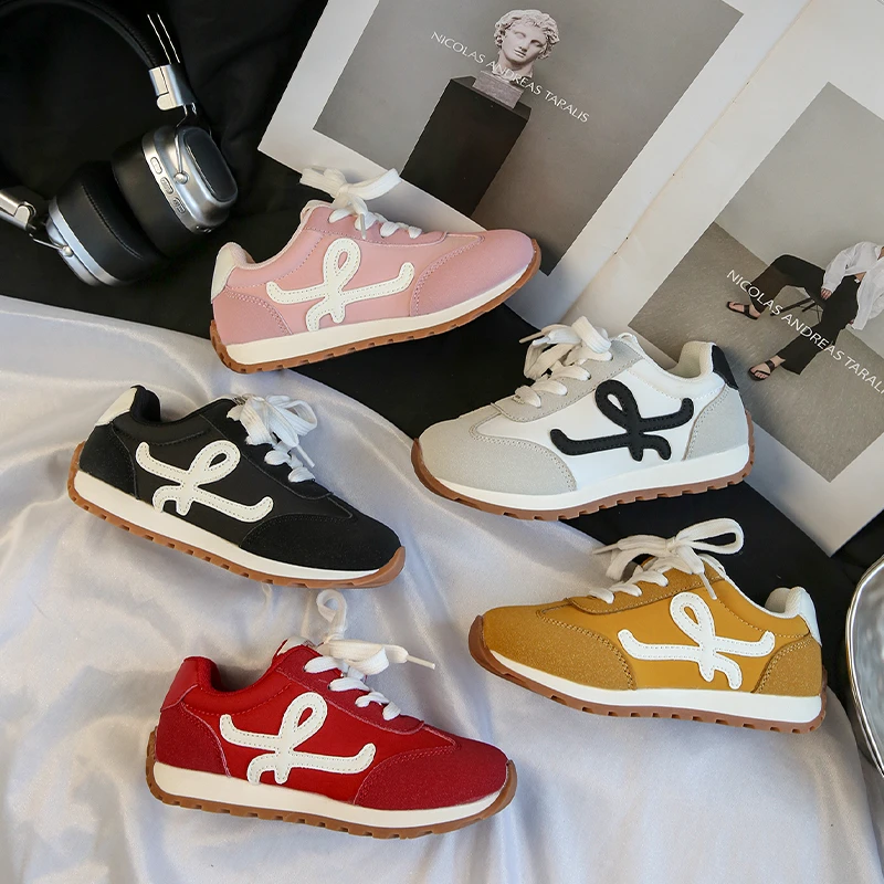 Новинка осени 202, детские повседневные кроссовки, детская обувь, нескользящая обувь для мальчиков и девочек, удобные спортивные кроссовки на мягкой подошве в полоску
Новинка осени 202, детские повседневные кроссовки, детская обувь, нескользящая обувь для мальчиков и девочек, удобные спортивные кроссовки на мягкой подошве в полоску