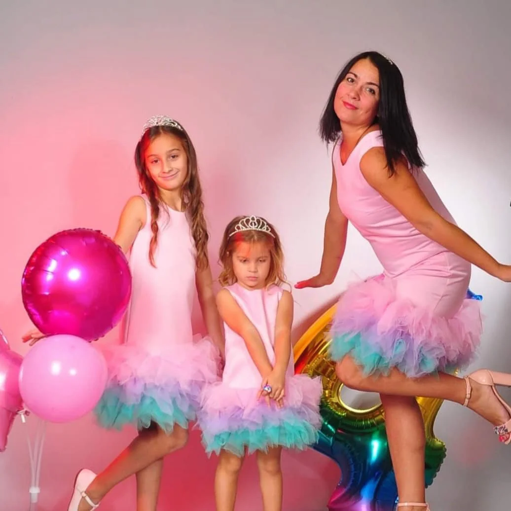Colorful Mother And Kid Matching Dresses For Family Look Photo Shoot Short Satin Tulle Knee Length Sleeveless Mom And Me Dress
Colorful Mother And Kid Matching Dresses For Family Look Photo Shoot Short Satin Tulle Knee Length Sleeveless Mom And Me Dress