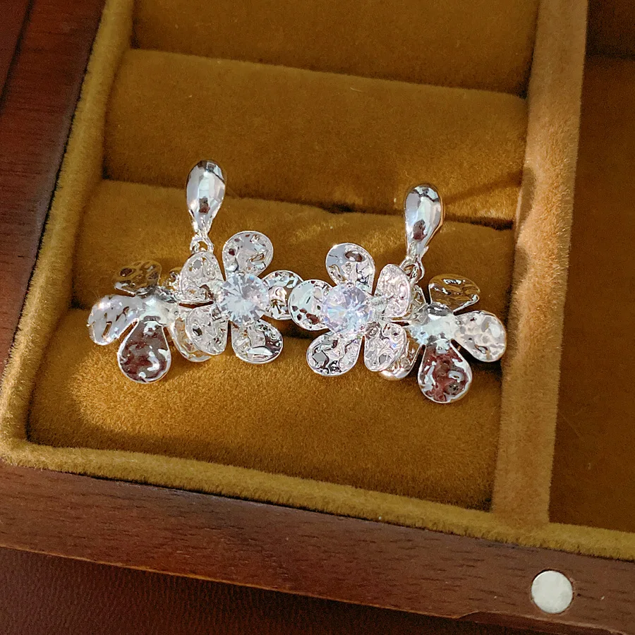 Inlaid Zircon Flower Dangle Stud Earrings for Women Girls Minimalist Silver Color Petal Copper Drop Earrings Fashion Jewelry
Inlaid Zircon Flower Dangle Stud Earrings for Women Girls Minimalist Silver Color Petal Copper Drop Earrings Fashion Jewelry