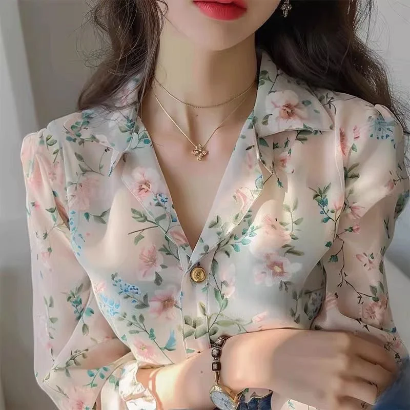 Лето 2025: Новая женская шифоновая блузка с длинным рукавом и цветочным принтом, свободного кроя, для защиты от солнца, повседневная, для чаепития
Лето 2025: Новая женская шифоновая блузка с длинным рукавом и цветочным принтом, свободного кроя, для защиты от солнца, повседневная, для чаепития