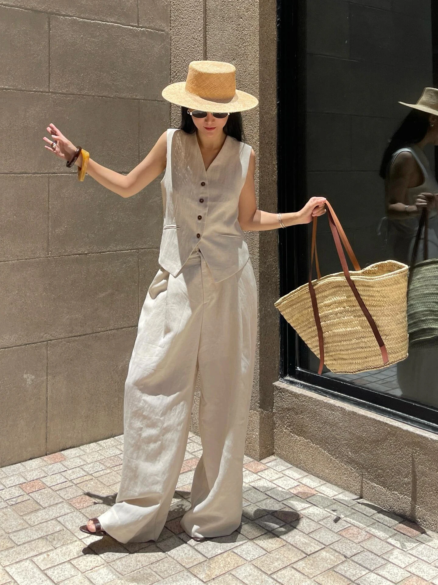 Elegant Summer Commute Style Women's Two-Piece Set High Waist Wide Leg Pants Vest Old Money Style Fashionable Casual Wear
Elegant Summer Commute Style Women's Two-Piece Set High Waist Wide Leg Pants Vest Old Money Style Fashionable Casual Wear