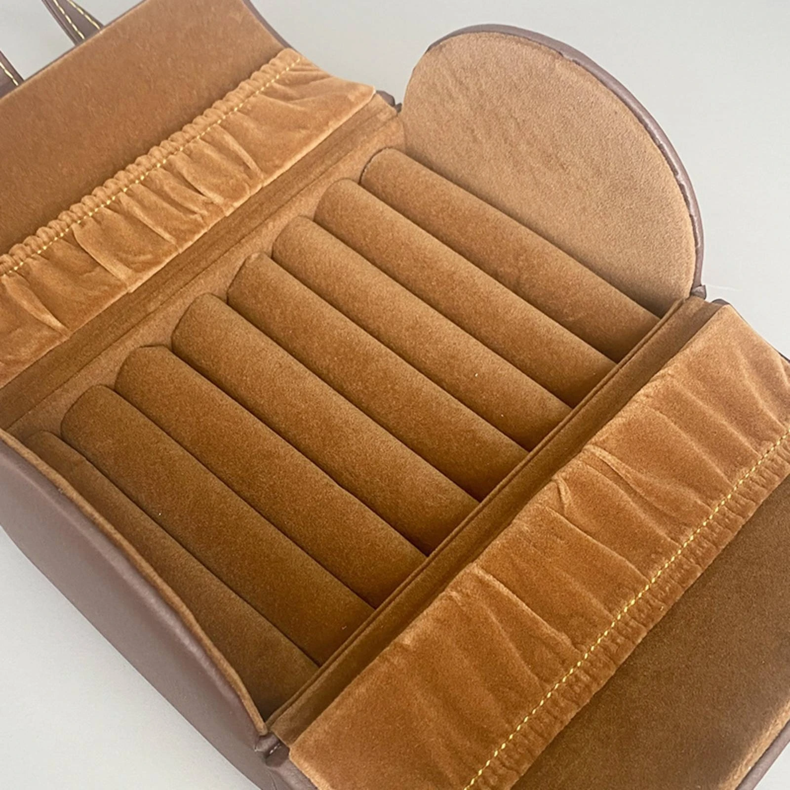 PU Leather Bracelet Box 7 Slots Bracelet Storage Box Travel Jewelry Case Gold-Tone Hardware Small Jewelry Organizer
PU Leather Bracelet Box 7 Slots Bracelet Storage Box Travel Jewelry Case Gold-Tone Hardware Small Jewelry Organizer