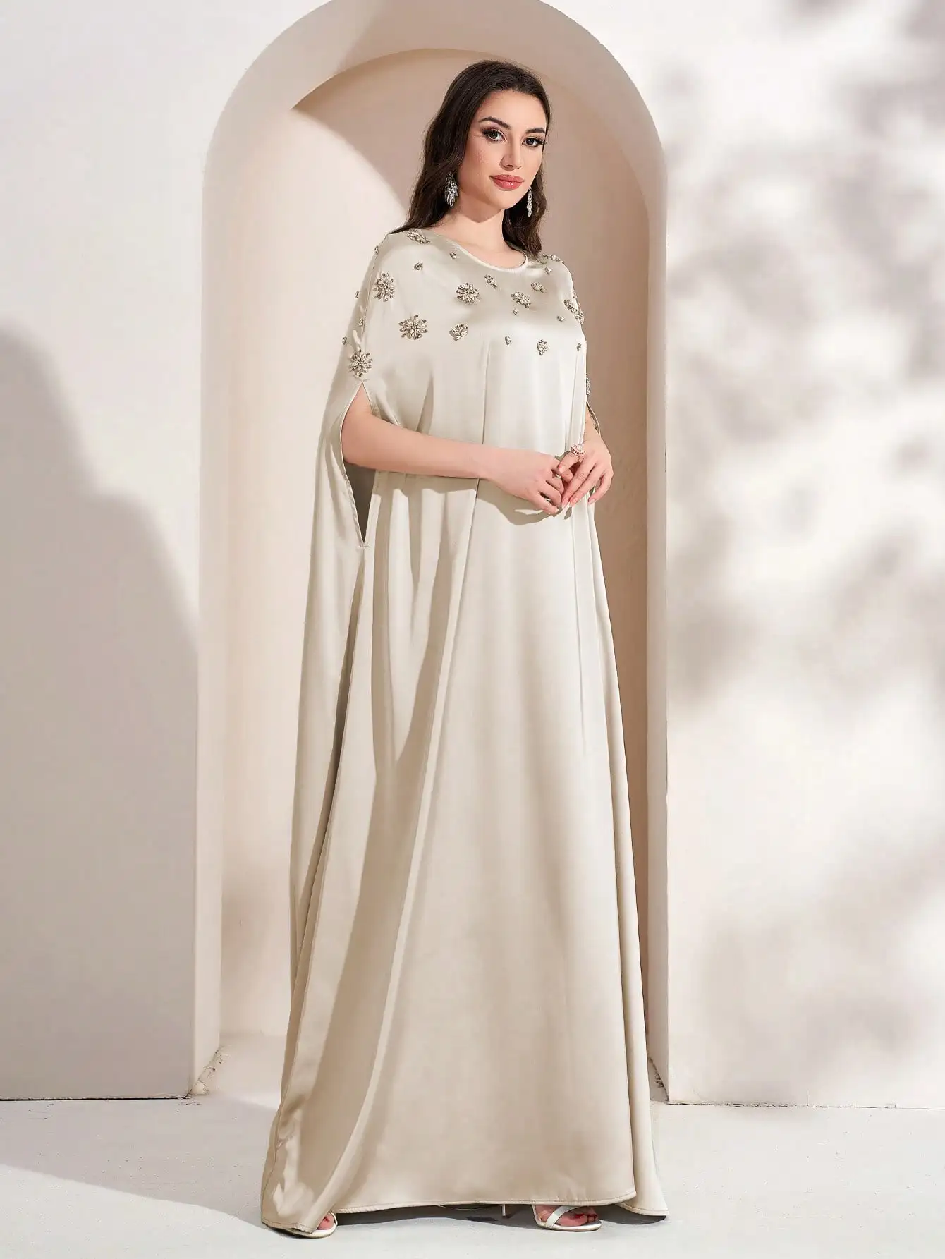 Женское элегантное и великолепное повседневное платье ручной работы с круглым вырезом, украшенное яркими стразами
Женское элегантное и великолепное повседневное платье ручной работы с круглым вырезом, украшенное яркими стразами