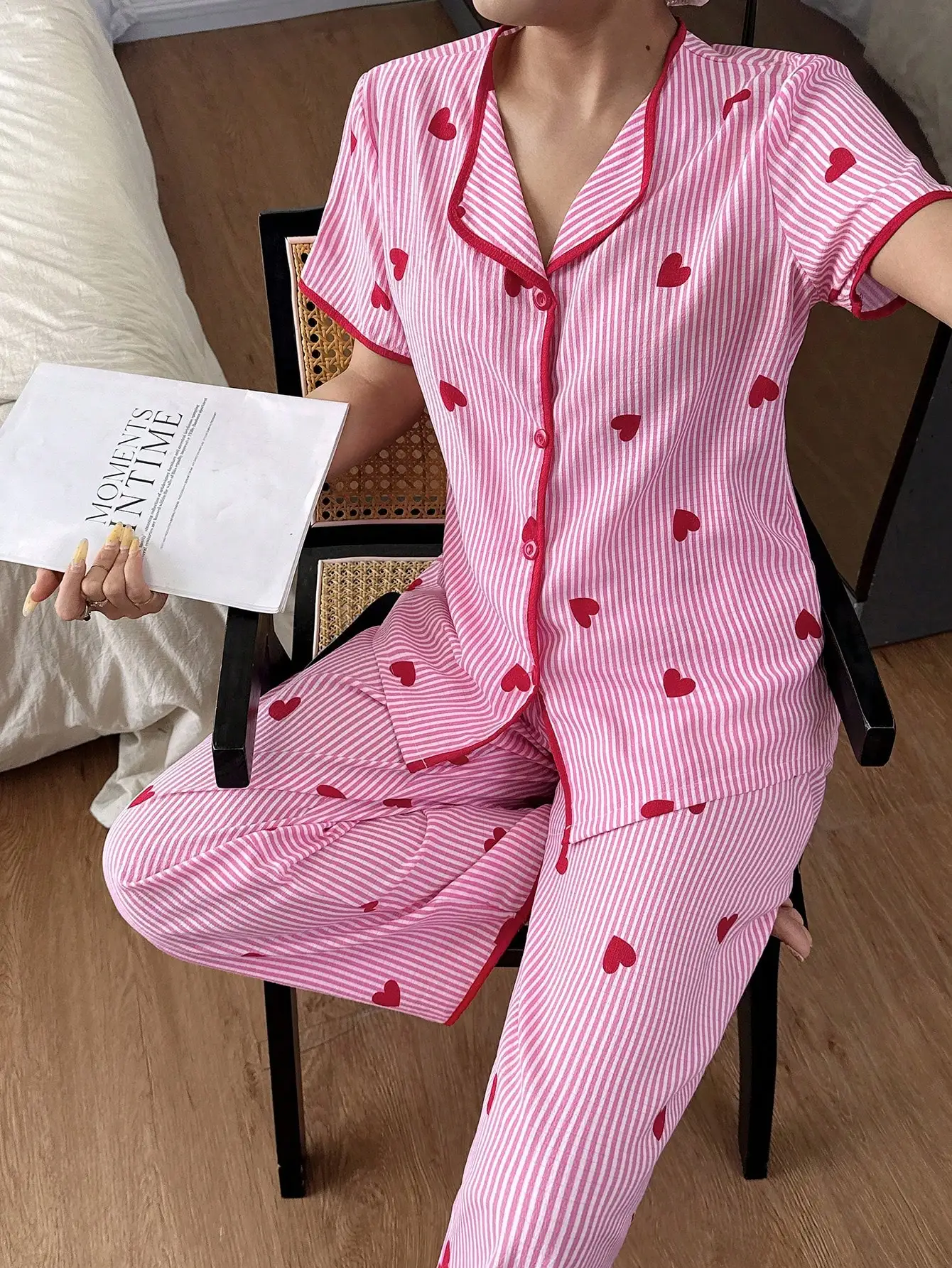 Пижамный комплект с короткими рукавами, принтом в розовую полоску и красные сердечки, с застежкой на пуговицах спереди
Пижамный комплект с короткими рукавами, принтом в розовую полоску и красные сердечки, с застежкой на пуговицах спереди