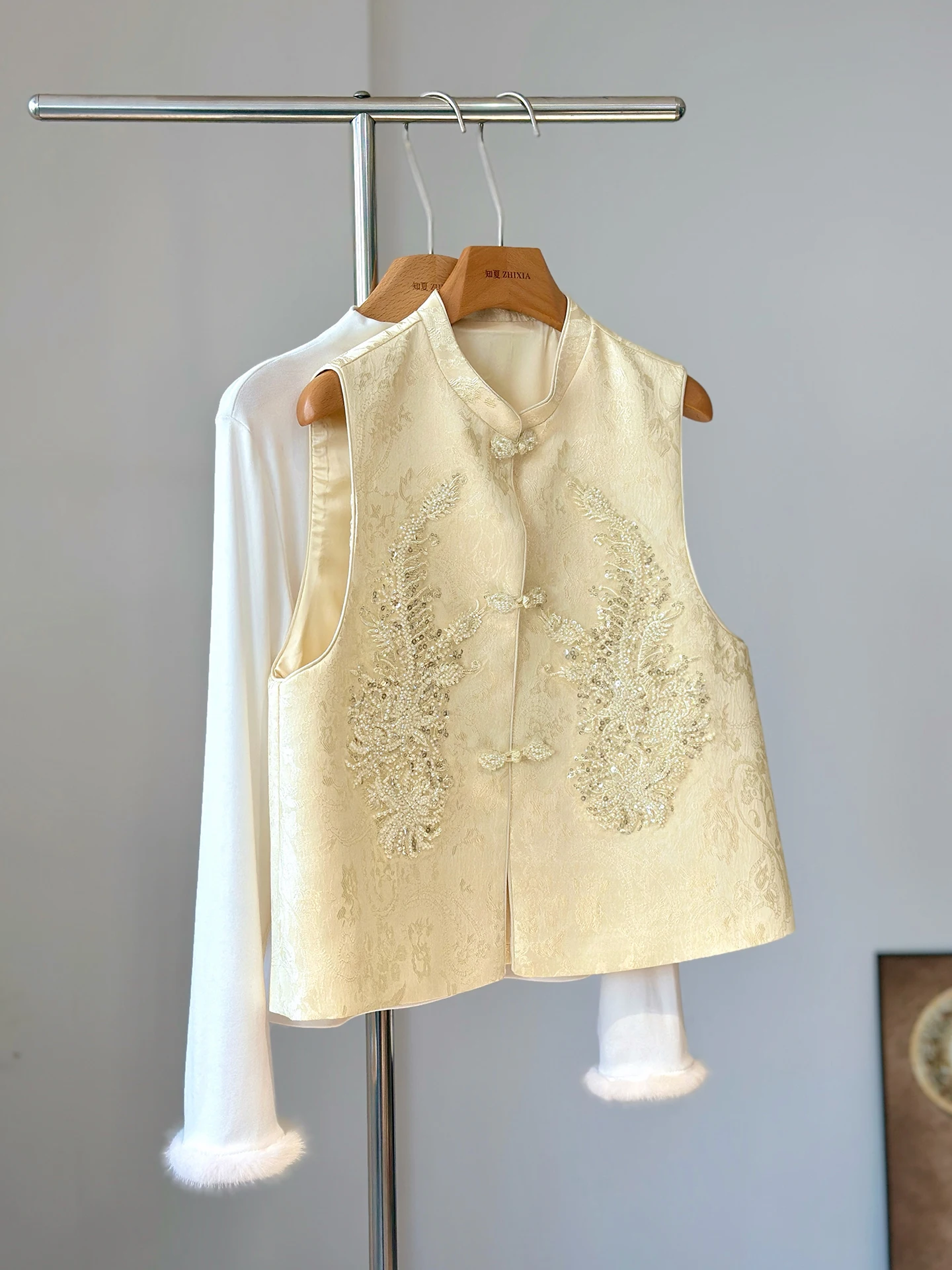 New Chinese Sle Embroidered Heavy Work Vest Young Women's Light Yellow Anti-Aging Outerwear Silk Fabric Single Button Closure
New Chinese Sle Embroidered Heavy Work Vest Young Women's Light Yellow Anti-Aging Outerwear Silk Fabric Single Button Closure