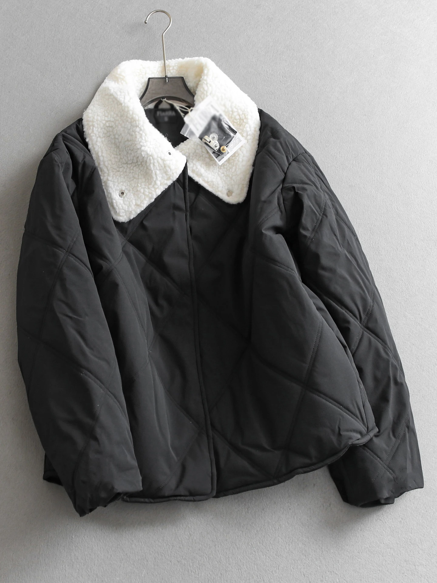 Women's Thickened Padded Long Sleeve Warm Outerwear Loose Fit Cotton Jacket Sheepskin Collar Fluffy Stitching Outerwear
Women's Thickened Padded Long Sleeve Warm Outerwear Loose Fit Cotton Jacket Sheepskin Collar Fluffy Stitching Outerwear