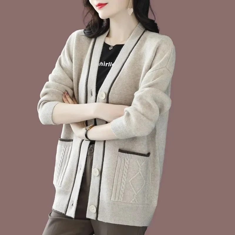 High-End Knitted Sweater Women Autumn And Winter New V-Neck Pocket Color Matching Coat Cardigan Loose Knitwear Ladies Tops B1123
High-End Knitted Sweater Women Autumn And Winter New V-Neck Pocket Color Matching Coat Cardigan Loose Knitwear Ladies Tops B1123