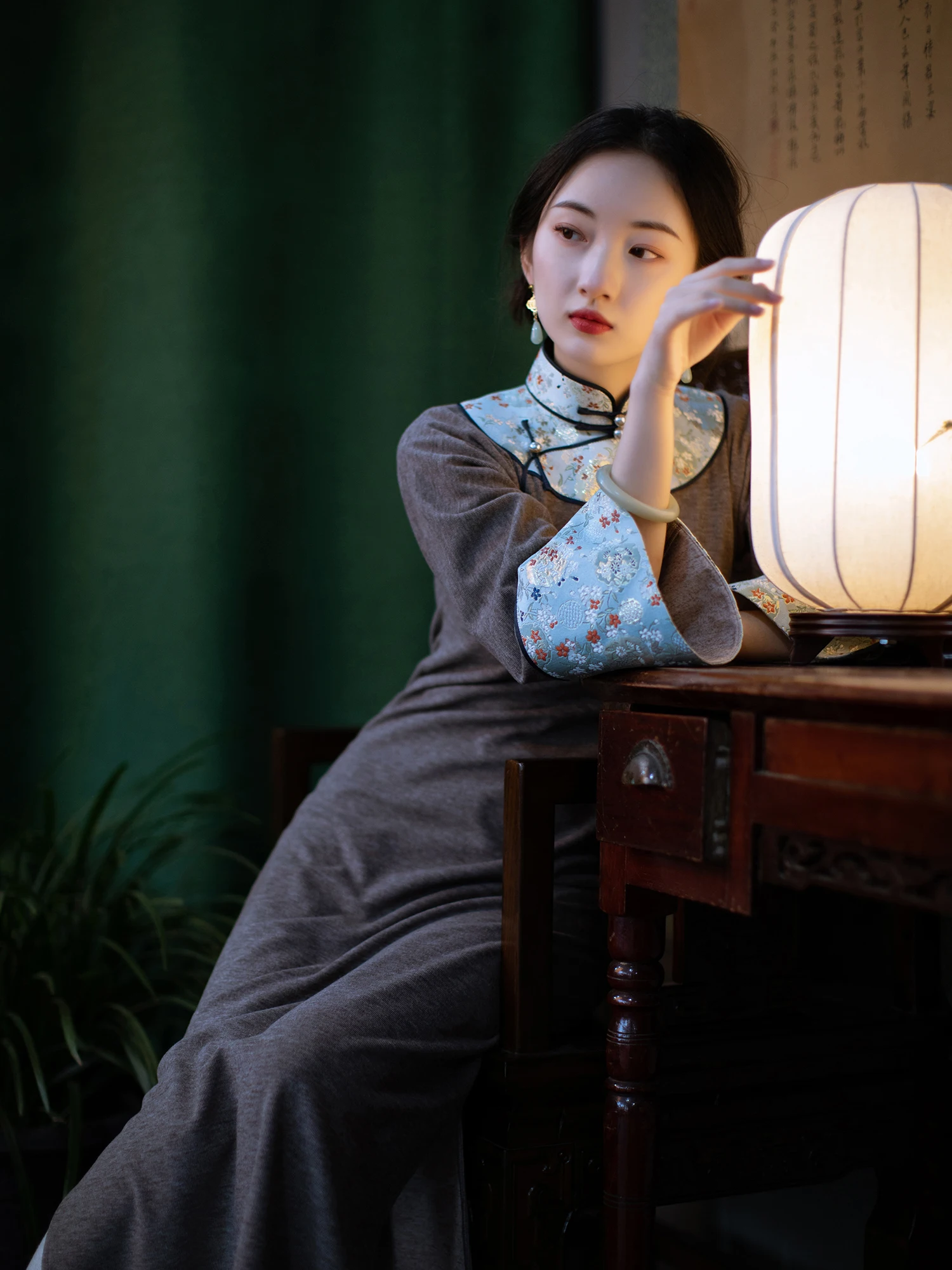 Young Sle Dr, китайское ретро модное длинное платье Ципао на весну и осень для женщин, с низким разрезом, полный цвет све
Young Sle Dr, китайское ретро модное длинное платье Ципао на весну и осень для женщин, с низким разрезом, полный цвет све