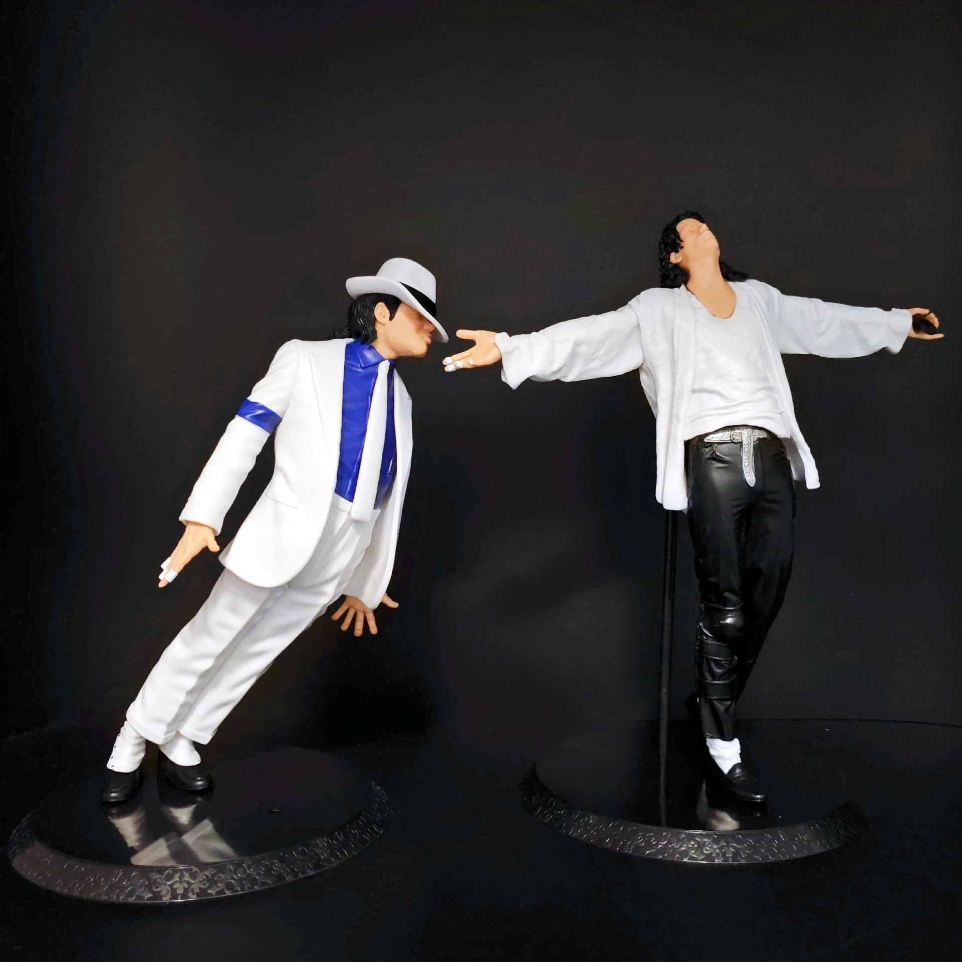 Hot 22cm Michael Jackson Figure White Clothes Moon Walking Action Doll Model Desktop Decoration Toy Surprise Fans Gift
Hot 22cm Michael Jackson Figure White Clothes Moon Walking Action Doll Model Desktop Decoration Toy Surprise Fans Gift