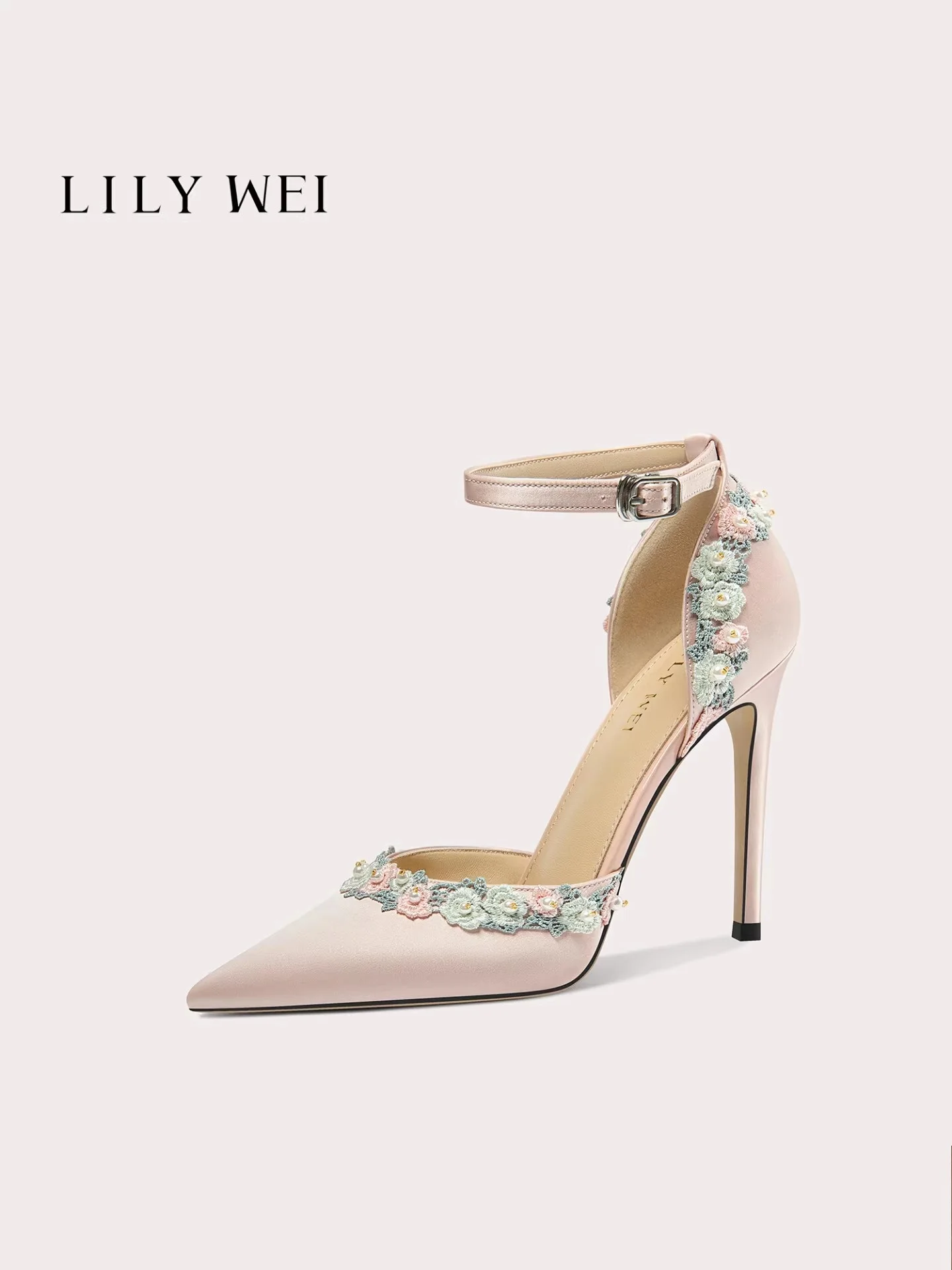 Slender high heels spring and summer new pointed pink satin lace sandals banquet dress large size small size women's shoes
Slender high heels spring and summer new pointed pink satin lace sandals banquet dress large size small size women's shoes