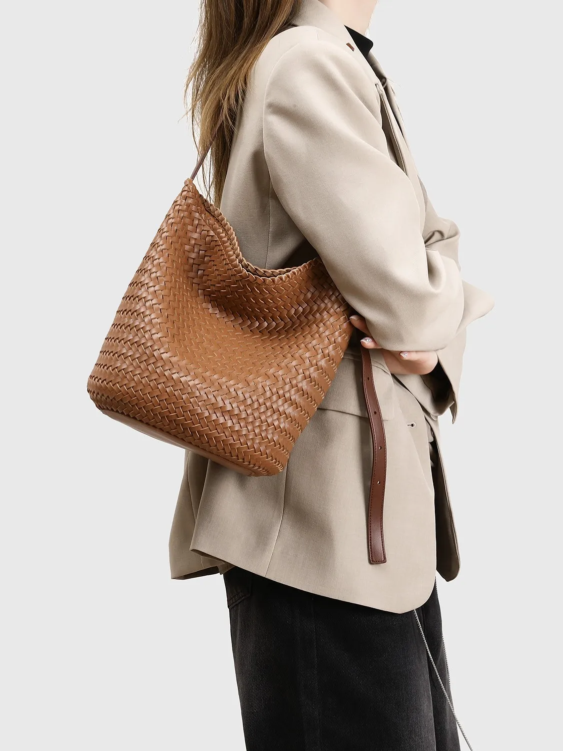 Hand-woven shoulder bag Fashionable resort-style large-capacity bucket bag casual multi-functional women's bag
Hand-woven shoulder bag Fashionable resort-style large-capacity bucket bag casual multi-functional women's bag