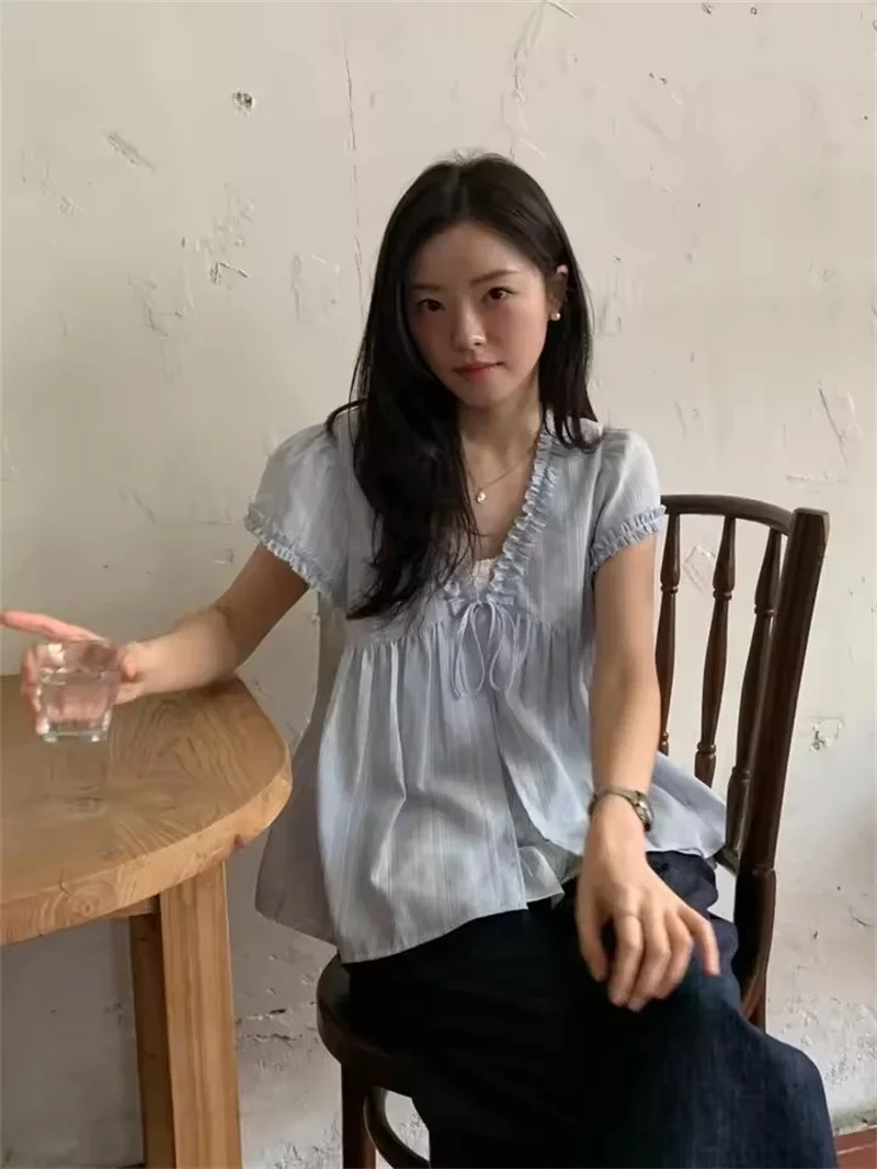 Поп-корейская поддельная рубашка из двух предметов на шнуровке, женская летняя новая свободная блузка с v-образным вырезом и короткими рукавами в милую полоску 
Поп-корейская поддельная рубашка из двух предметов на шнуровке, женская летняя новая свободная блузка с v-образным вырезом и короткими рукавами в милую полоску