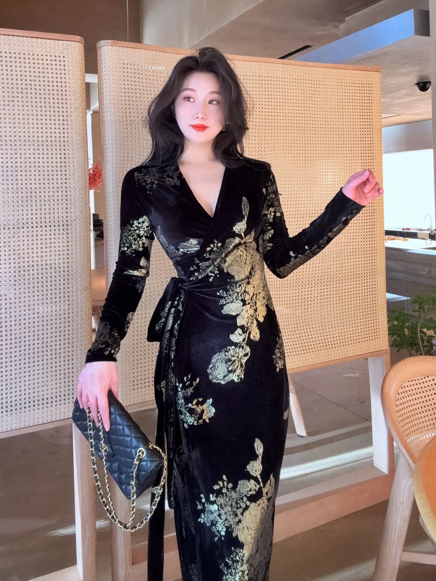Yang Xiao Jing Gold Embroidered Velvet Wrap Dress Women's Early Spring V-neck Belted Waist Cinching Base Layer Top
Yang Xiao Jing Gold Embroidered Velvet Wrap Dress Women's Early Spring V-neck Belted Waist Cinching Base Layer Top