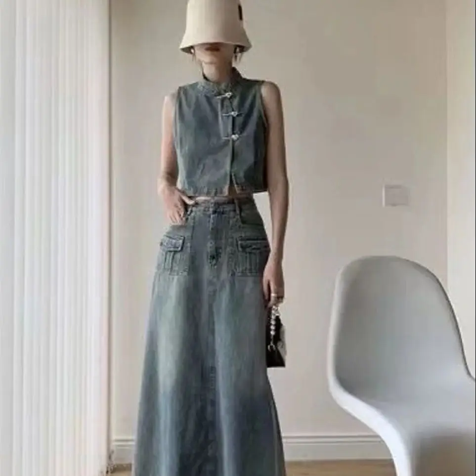 Two-Piece Set Vintage Retro Metal Buckle Collar Short Denim Simple Top Long Skirt Women Summer New Versatile Set
Two-Piece Set Vintage Retro Metal Buckle Collar Short Denim Simple Top Long Skirt Women Summer New Versatile Set