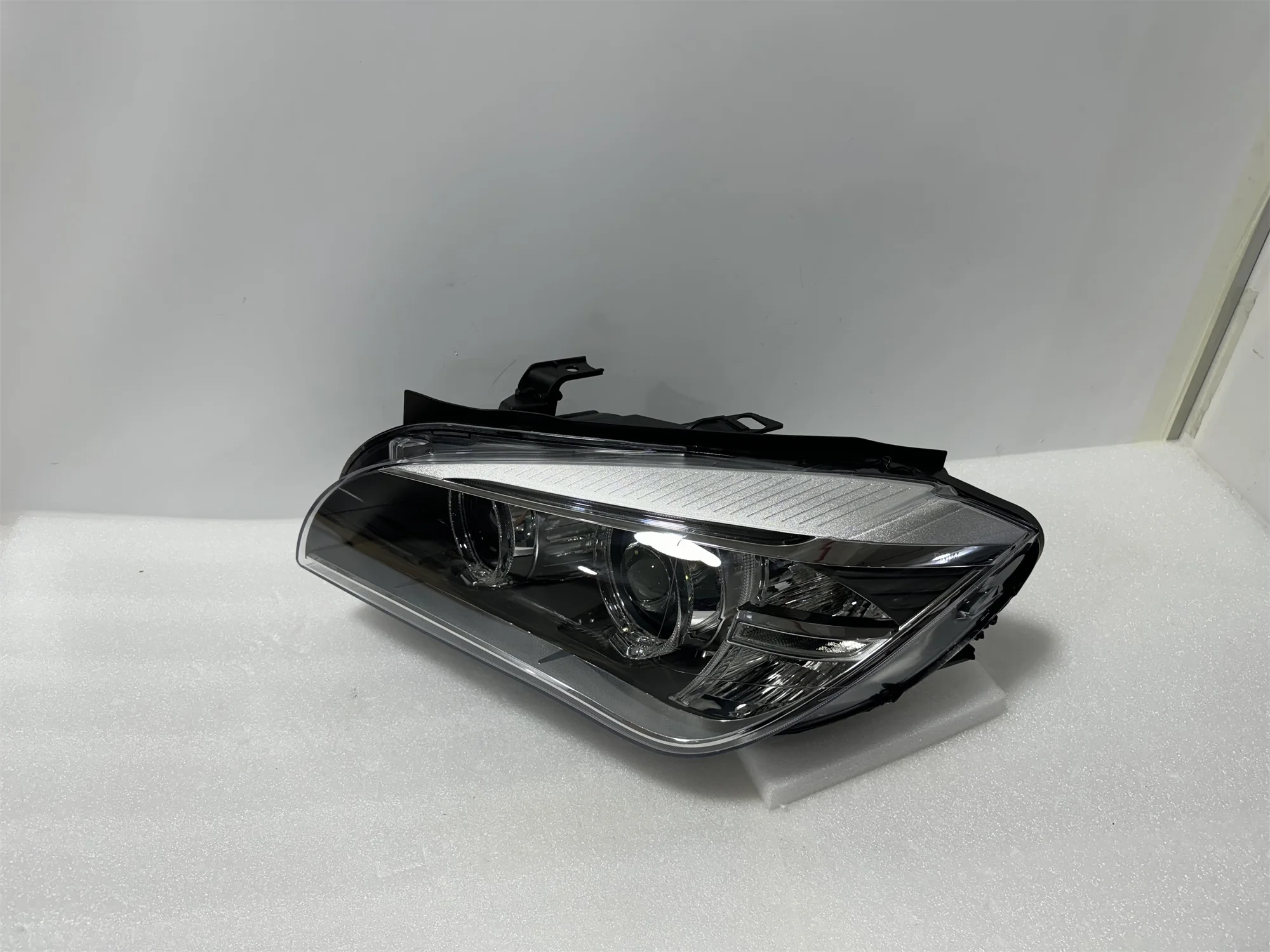 Suitable for BMW X1 headlights, BMW E84 hernia headlights, 2013-2015 lighting system X1 E84 hernia lights
Suitable for BMW X1 headlights, BMW E84 hernia headlights, 2013-2015 lighting system X1 E84 hernia lights