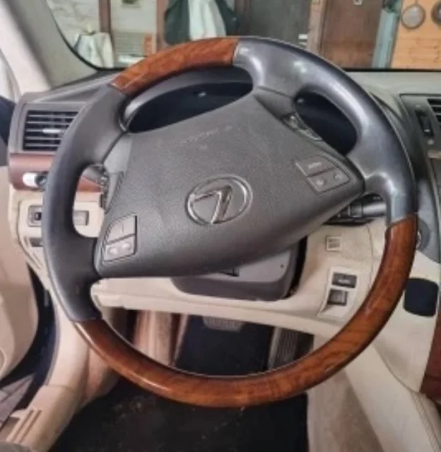 Custom Hand-Stitched Genuine Leather Steering Wheel Cover Compatible for Lexus ES200 ES260 ES350h IS460 2010
Custom Hand-Stitched Genuine Leather Steering Wheel Cover Compatible for Lexus ES200 ES260 ES350h IS460 2010